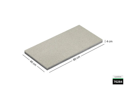 Saubere Schnittkante der 80x40 Terrassenplatte in beiger Natursteinoptik von Woehe & Heydemann mit feinkörniger Oberfläche  