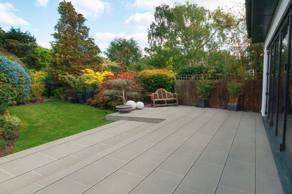 80x40 LuxoGran-Terrassenplatten in beiger Natursteinoptik von Woehe & Heydemann verlegt auf einer Terrasse 