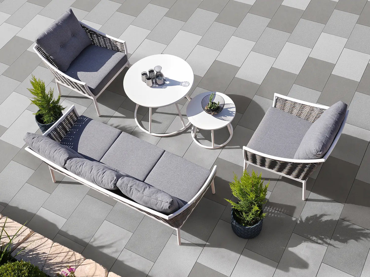 60x40 LuxoGran-Terrassenplatten in verschiedenen Farbabstufungen in grau von Woehe & Heydemann abwechselnd verlegt auf einer Terrasse