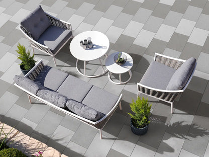60x40 LuxoGran-Terrassenplatten in verschiedenen Farbabstufungen in grau von Woehe & Heydemann abwechselnd verlegt auf einer Terrasse
