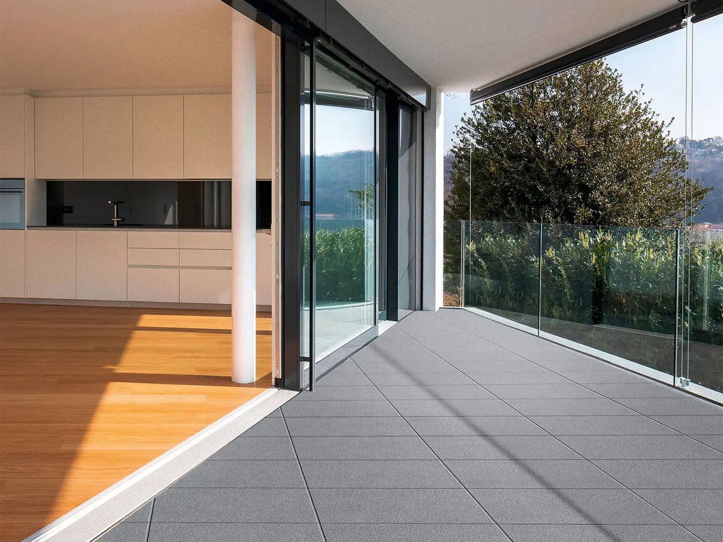 60x40 LuxoGran-Terrassenplatten in grauer Natursteinoptik von Woehe & Heydemann verlegt auf einem Balkon an der Küche