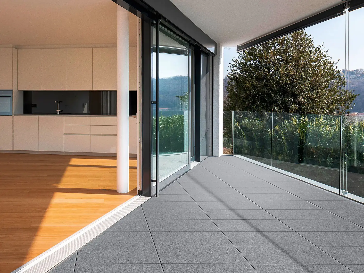 60x40 LuxoGran-Terrassenplatten in grauer Natursteinoptik von Woehe & Heydemann verlegt auf einem Balkon an der Küche