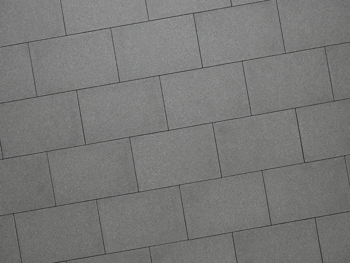 Verlegte LuxoGran-Platten in grau von Woehe & Heydemann in 60x40 – Naturstein-Optik mit harmonischer Linienführung 