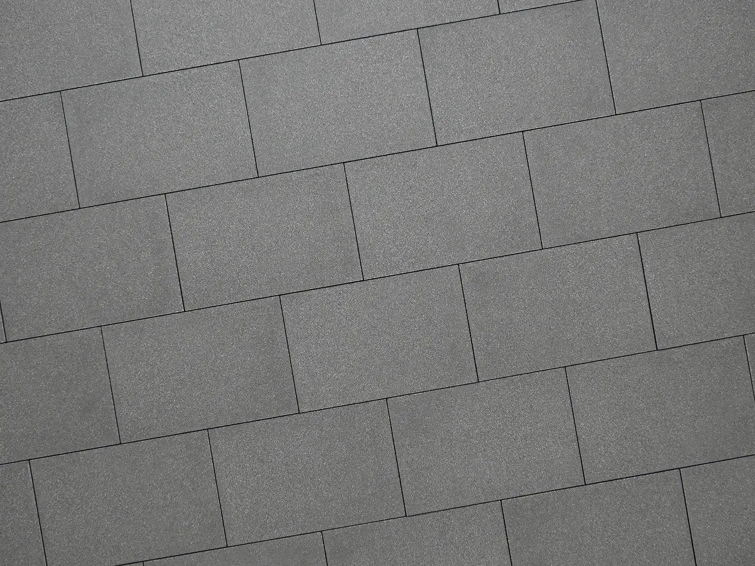 Verlegte LuxoGran-Platten in grau von Woehe & Heydemann in 60x40 – Naturstein-Optik mit harmonischer Linienführung 