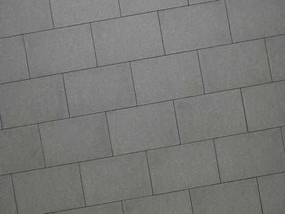 Verlegte LuxoGran-Platten in grau von Woehe & Heydemann in 60x40 – Naturstein-Optik mit harmonischer Linienführung 