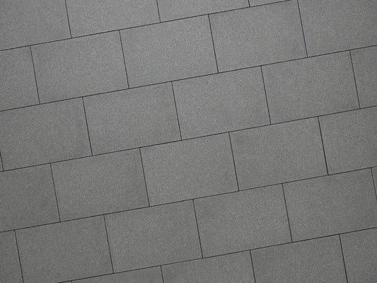 Verlegte LuxoGran-Platten in grau von Woehe & Heydemann in 60x40 – Naturstein-Optik mit harmonischer Linienführung 
