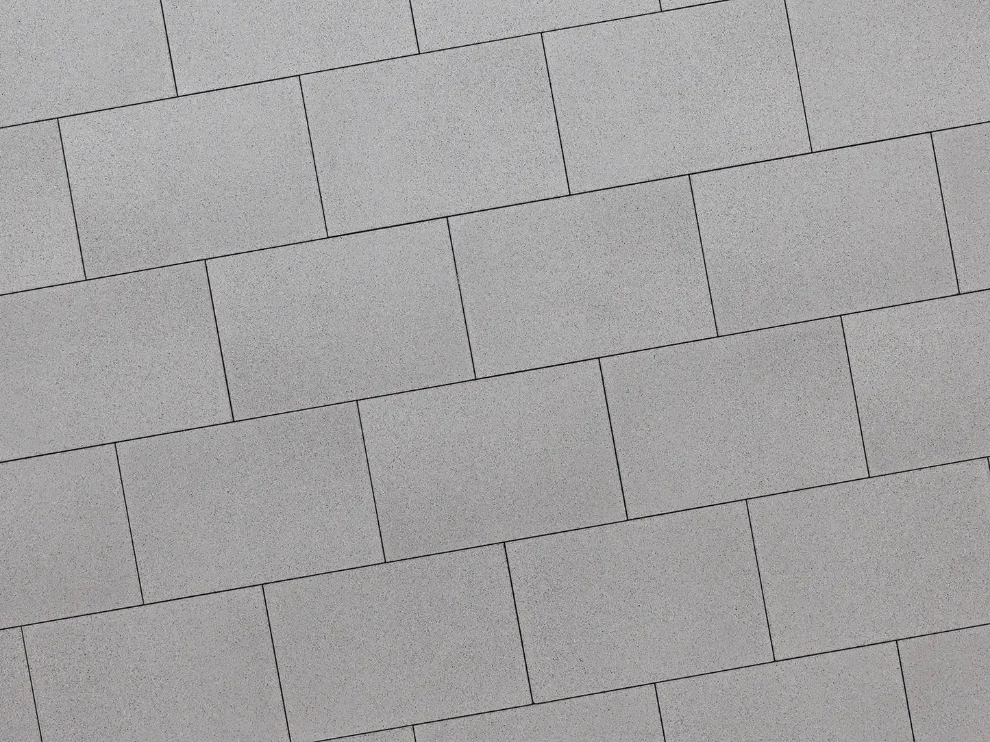 Verlegte LuxoGran-Platten in grau von Woehe & Heydemann in 60x40 – Naturstein-Optik mit harmonischer Linienführung 