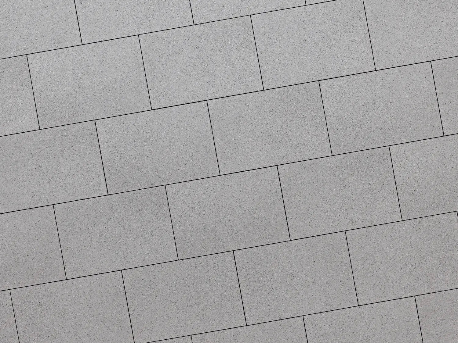 Verlegte LuxoGran-Platten in grau von Woehe & Heydemann in 60x40 – Naturstein-Optik mit harmonischer Linienführung 