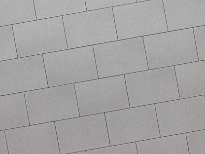 Verlegte LuxoGran-Platten in grau von Woehe & Heydemann in 60x40 – Naturstein-Optik mit harmonischer Linienführung 