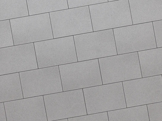 Verlegte LuxoGran-Platten in grau von Woehe & Heydemann in 60x40 – Naturstein-Optik mit harmonischer Linienführung 