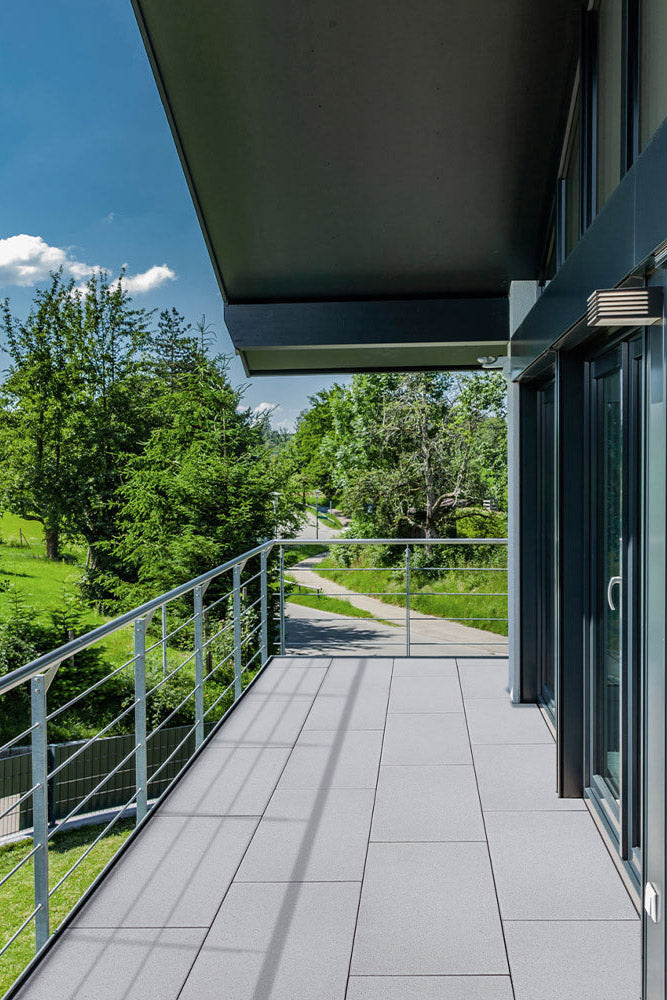 80x40 LuxoGran-Terrassenplatten in grauer Natursteinoptik von Woehe & Heydemann verlegt auf einer modernen Dachterrasse 