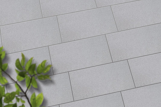 Verlegte LuxoGran-Platten in grau von Woehe & Heydemann in 80x40 – Naturstein-Optik mit harmonischer Linienführung