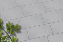 Verlegte LuxoGran-Platten in grau von Woehe & Heydemann in 80x40 – Naturstein-Optik mit harmonischer Linienführung 
