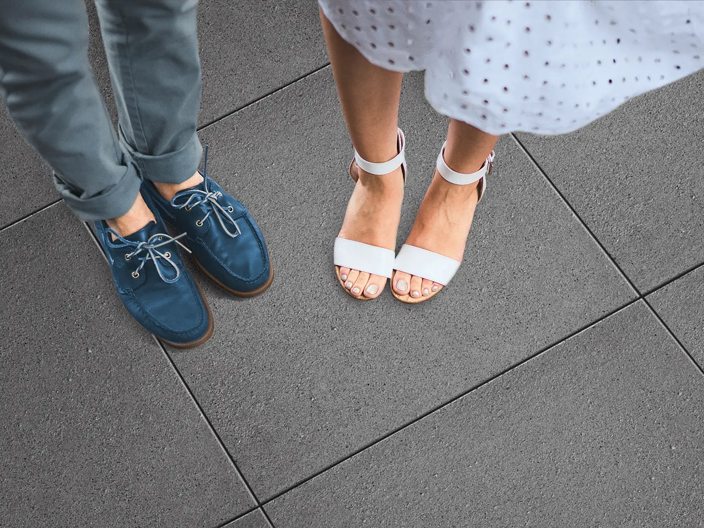 Verlegte LuxoGran-Platten in grau von Woehe & Heydemann in 60x60 – Naturstein-Optik mit harmonischer Linienführung 