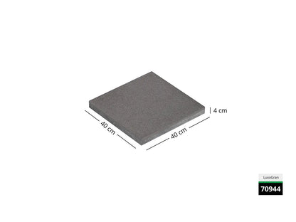 Saubere Schnittkante der 40x40 Terrassenplatte in grauer Natursteinoptik von Woehe & Heydemann mit feinkörniger Oberfläche  