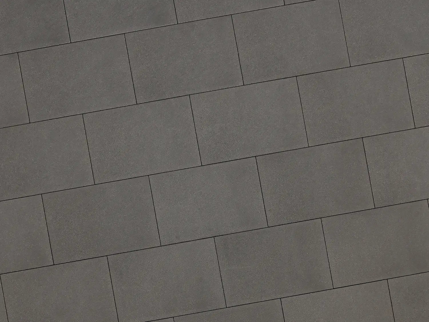 Verlegte LuxoGran-Platten in grau von Woehe & Heydemann in 60x40 – Naturstein-Optik mit harmonischer Linienführung 