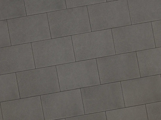 Verlegte LuxoGran-Platten in grau von Woehe & Heydemann in 60x40 – Naturstein-Optik mit harmonischer Linienführung 