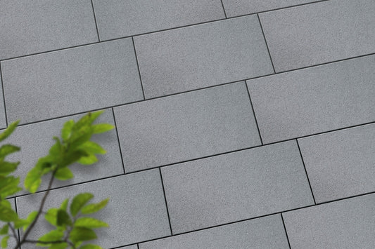 Verlegte LuxoGran-Platten in grau von Woehe & Heydemann in 80x40 – Naturstein-Optik mit harmonischer Linienführung