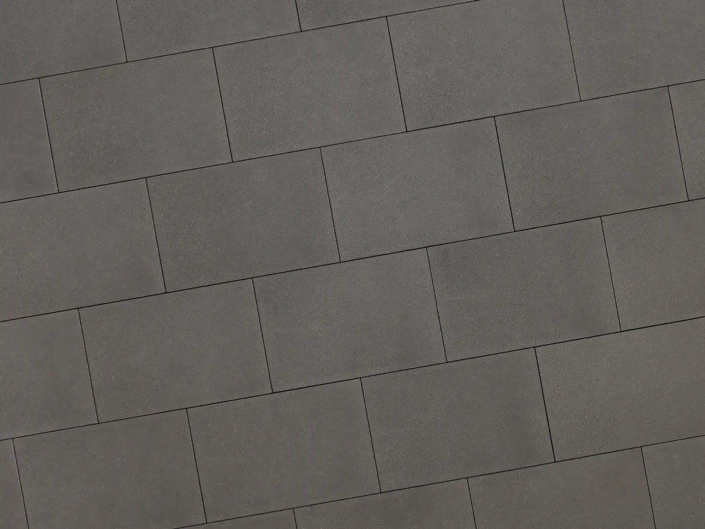 Verlegte LuxoGran-Platten in grau von Woehe & Heydemann in 60x40 – Naturstein-Optik mit harmonischer Linienführung 