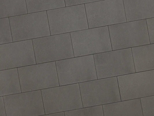 Verlegte LuxoGran-Platten in grau von Woehe & Heydemann in 60x40 – Naturstein-Optik mit harmonischer Linienführung 