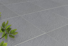 Verlegte LuxoGran-Platten in grau von Woehe & Heydemann in 60x60 – Naturstein-Optik mit harmonischer Linienführung 