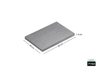 Saubere Schnittkante der 60x40 Terrassenplatte in grauer Natursteinoptik von Woehe & Heydemann mit feinkörniger Oberfläche  