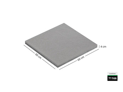 Saubere Schnittkante der 60x60 Terrassenplatte in grauer Natursteinoptik von Woehe & Heydemann mit feinkörniger Oberfläche  