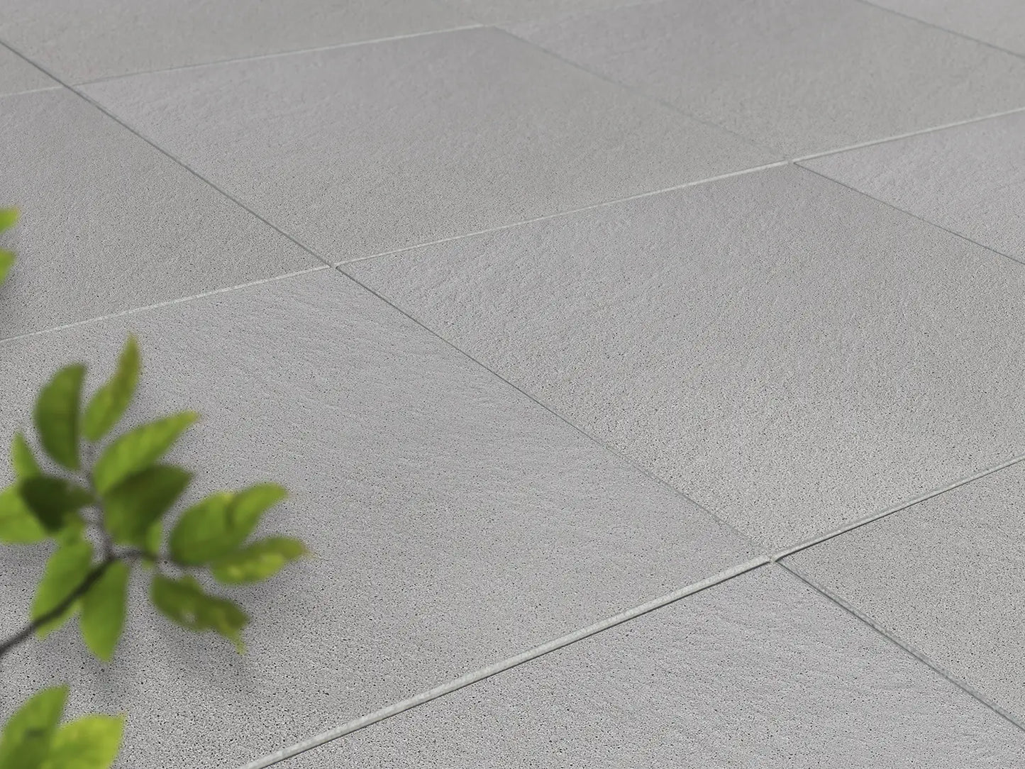 Verlegte LuxoGran-Platten in grau von Woehe & Heydemann in 60x60 – Naturstein-Optik mit harmonischer Linienführung 