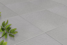 Verlegte LuxoGran-Platten in grau von Woehe & Heydemann in 60x60 – Naturstein-Optik mit harmonischer Linienführung 