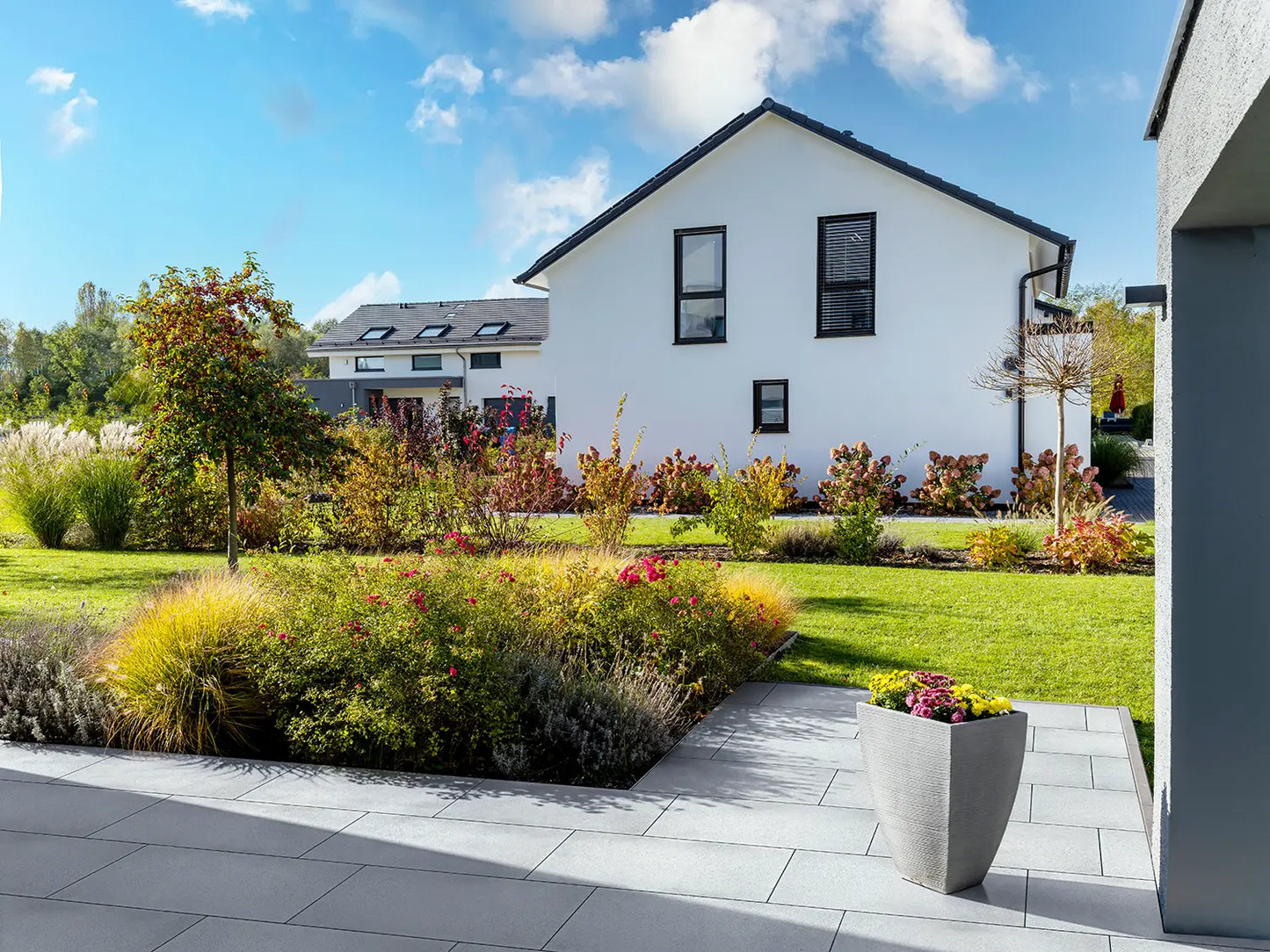 80x40 LuxoGran-Terrassenplatten in grauer Natursteinoptik von Woehe & Heydemann verlegt auf einer modernen Terrasse
