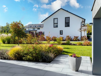80x40 LuxoGran-Terrassenplatten in grauer Natursteinoptik von Woehe & Heydemann verlegt auf einer modernen Terrasse