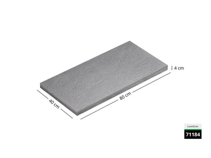 Saubere Schnittkante der 80x40 Terrassenplatte in grauer Natursteinoptik von Woehe & Heydemann mit feinkörniger Oberfläche  