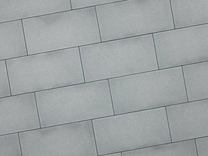 80x40 LuxoGran-Terrassenplatten in grauer Natursteinoptik von Woehe & Heydemann verlegt auf einer modernen Terrasse 