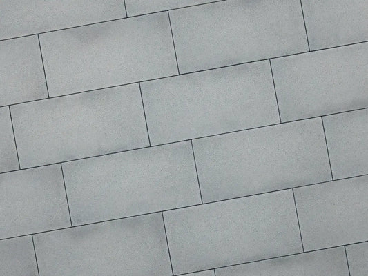 80x40 LuxoGran-Terrassenplatten in grauer Natursteinoptik von Woehe & Heydemann verlegt auf einer modernen Terrasse 