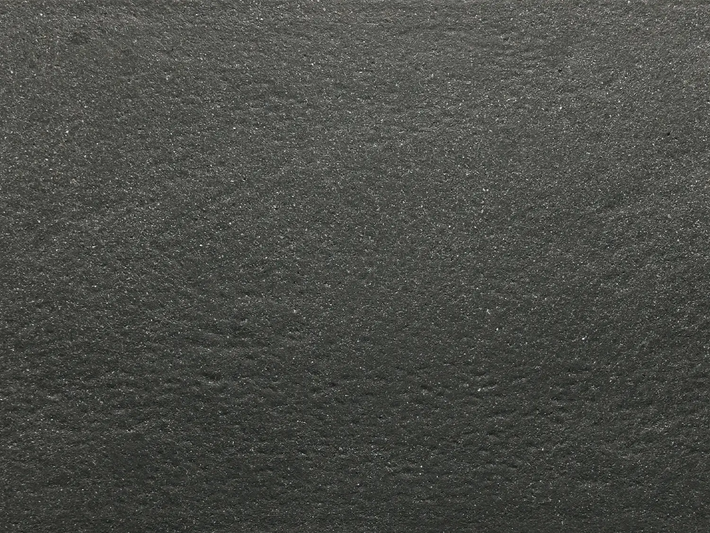 LuxoGran-Terrassenplatte in schwarzer Naturstein-Optik von Woehe & Heydemann