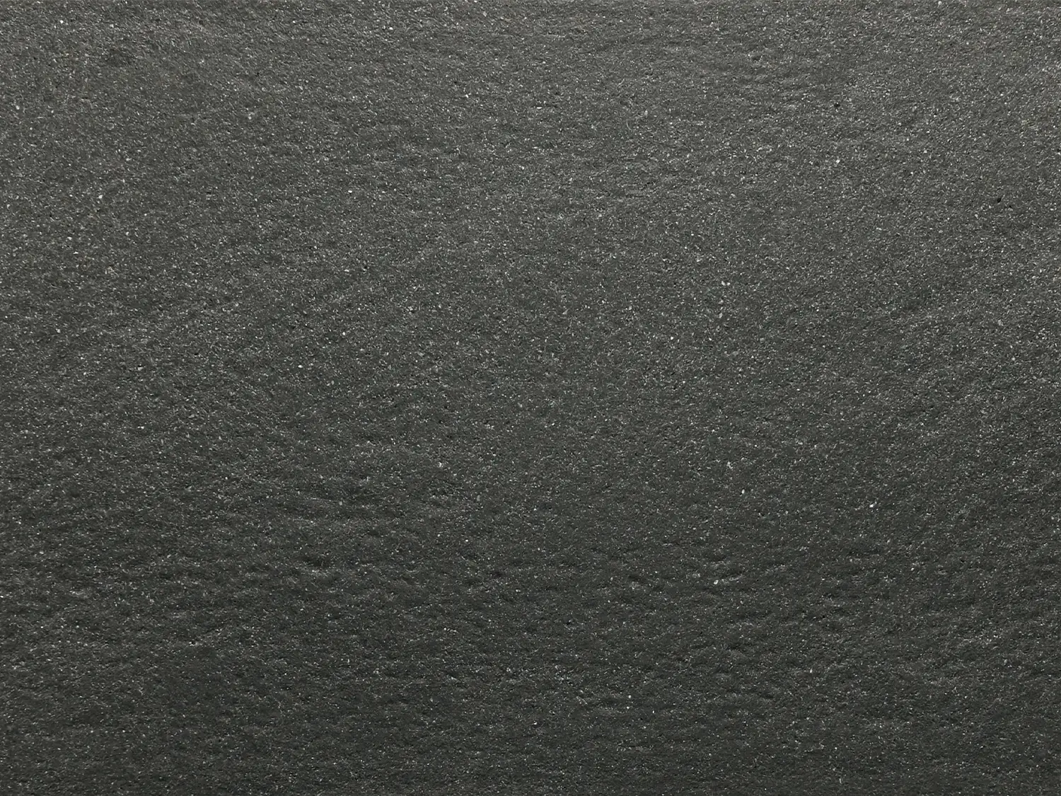 LuxoGran-Terrassenplatte in schwarzer Naturstein-Optik von Woehe & Heydemann