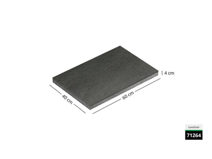 Saubere Schnittkante der 60x40 Terrassenplatte in schwarzer Natursteinoptik von Woehe & Heydemann mit feinkörniger Oberfläche   zum Aktionspreis