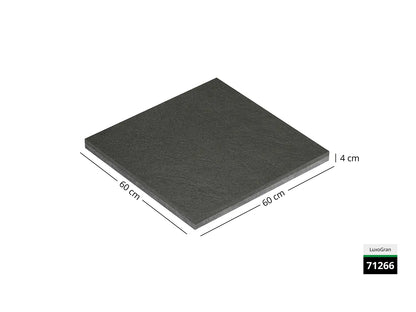 Saubere Schnittkante der 60x60 Terrassenplatte in schwarzer Natursteinoptik von Woehe & Heydemann mit feinkörniger Oberfläche   zum Aktionspreis