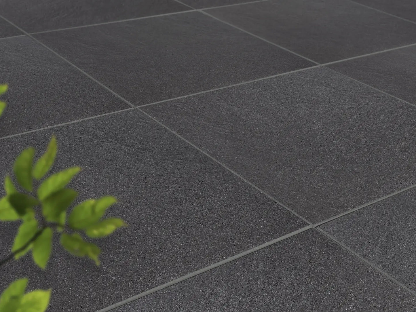 Verlegte LuxoGran-Platten in schwarz von Woehe & Heydemann in 60x60 – Naturstein-Optik mit harmonischer Linienführung 