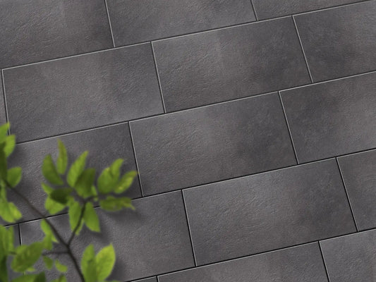 Verlegte NanoLine-Platten in grau von Woehe & Heydemann in 80x40 – Naturstein-Optik mit harmonischer Linienführung 