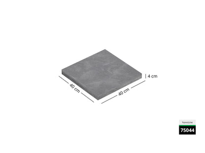 Saubere Schnittkante der 40x40 Terrassenplatte in grauer Natursteinoptik von Woehe & Heydemann mit feinkörniger Oberfläche  