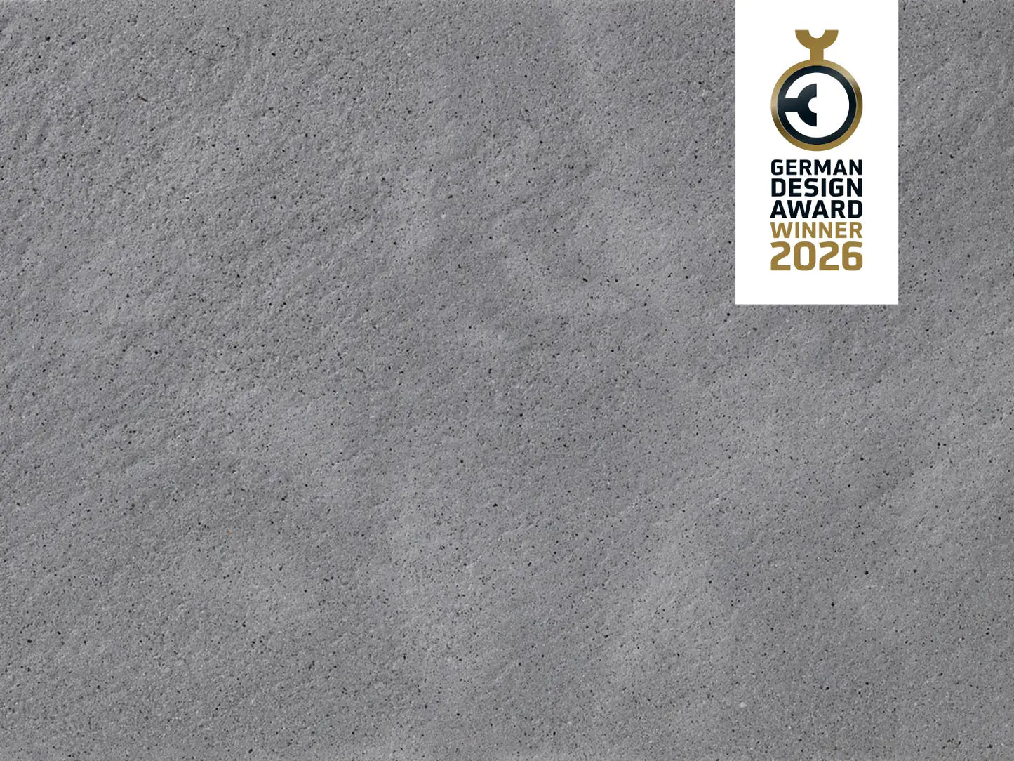 CO2-reduzierte ZeroLine-Terrassenplatte in grauer Naturstein-Optik von Woehe & Heydemann - nachhaltige feine Oberfläche