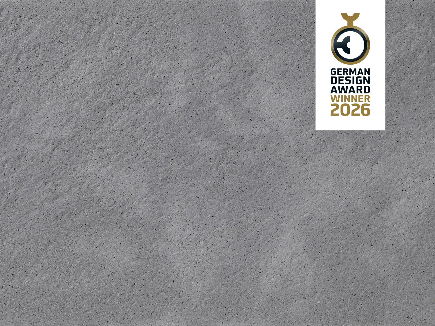 CO2-reduzierte ZeroLine-Terrassenplatte in grauer Naturstein-Optik von Woehe & Heydemann - nachhaltige feine Oberfläche