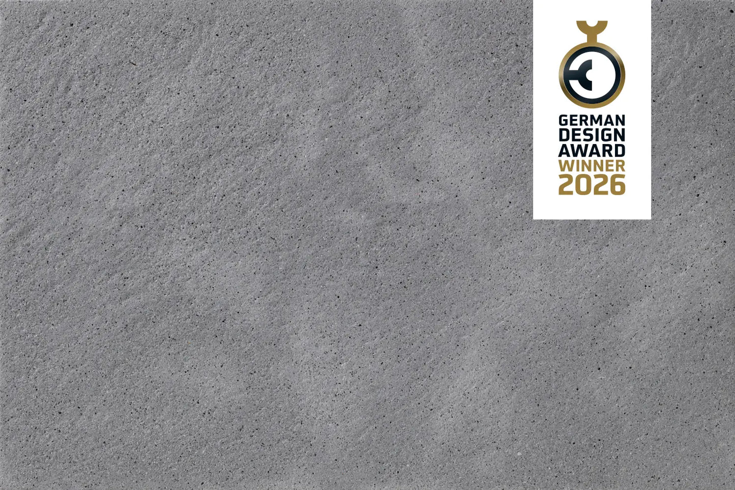 CO2-reduzierte ZeroLine-Terrassenplatte in grauer Naturstein-Optik von Woehe & Heydemann - nachhaltige feine Oberfläche