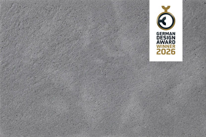 CO2-reduzierte ZeroLine-Terrassenplatte in grauer Naturstein-Optik von Woehe & Heydemann - nachhaltige feine Oberfläche