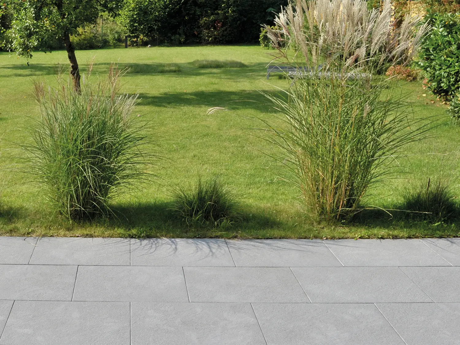 60x40 ZeroLine-Terrassenplatten in grauer Natursteinoptik von Woehe & Heydemann verlegt auf einer Terrasse 