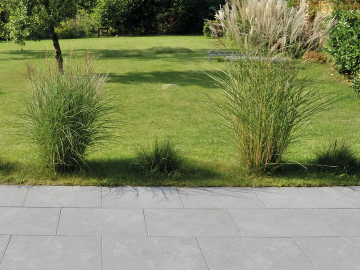 60x40 ZeroLine-Terrassenplatten in grauer Natursteinoptik von Woehe & Heydemann verlegt auf einer Terrasse 