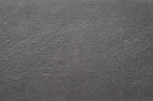 NanoLine-Terrassenplatte in grauer Naturstein-Optik von Woehe & Heydemann mit feiner Oberfläche