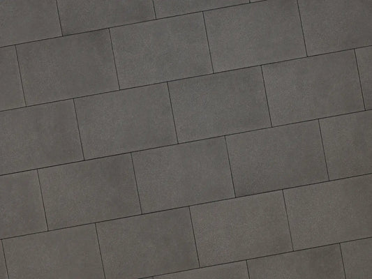 Verlegte NanoLine-Platten in grau von Woehe & Heydemann in 60x40 – Naturstein-Optik mit harmonischer Linienführung 
