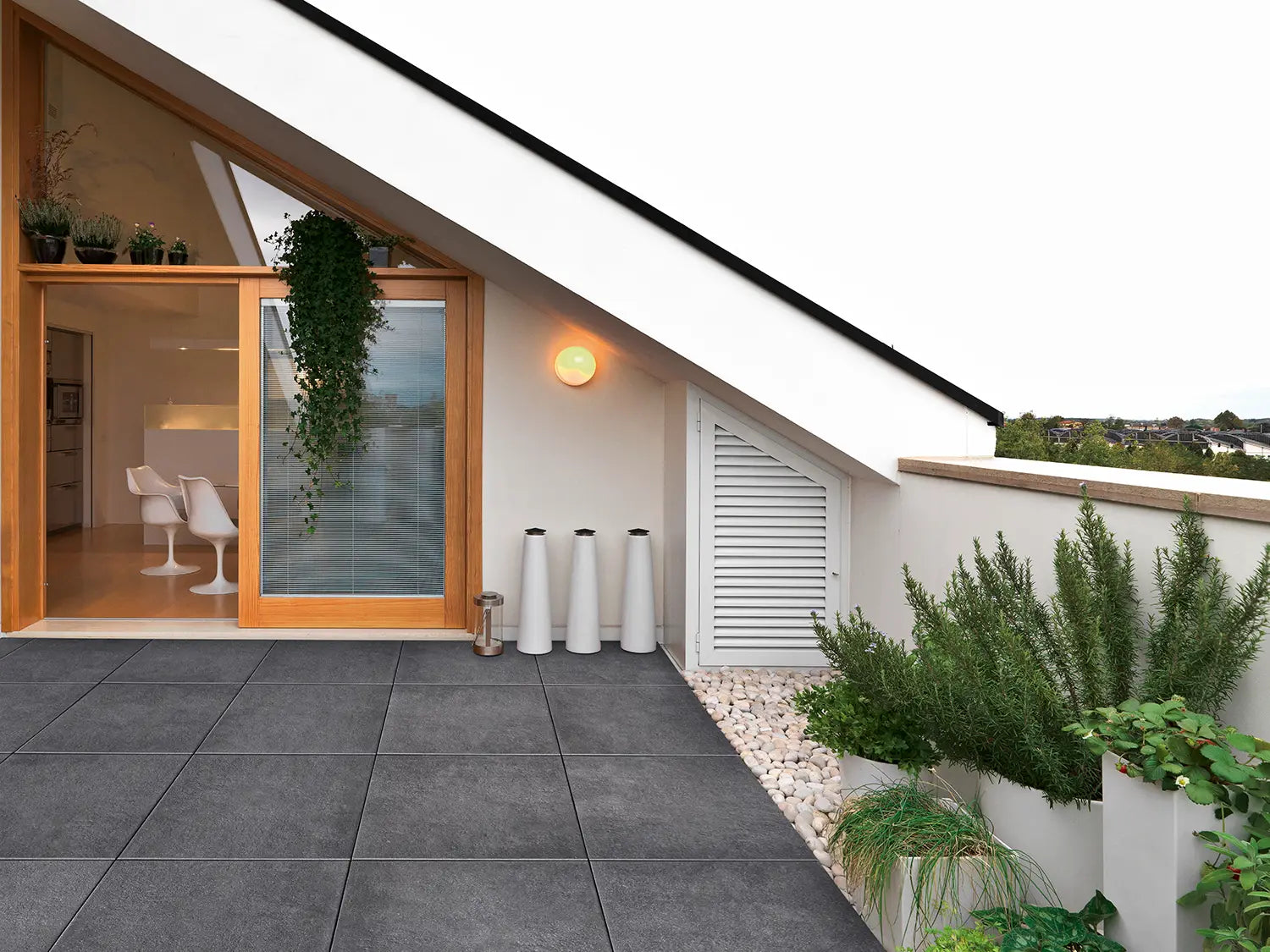 60x60 NanoLine-Terrassenplatten in grauer Natursteinoptik von Woehe & Heydemann verlegt auf einer modernen Dachterrasse 